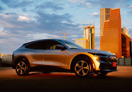 Hybrids Make a Major Comeback: Why Drivers Are Choosing a Middle Ground